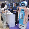 Visitantes estudian un modelo de robot diseñado para el cuidado de personas mayores en el stand de Qualcomm. (Foto: VNA)