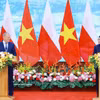 El primer ministro vietnamita, Le Minh Hung, (izquierda) y su homólogo polaco, Donald Tusk. (Fuente: VNA) 