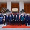 El primer ministro vietnamita, Le Minh Hung, y delegados. (Fuente: VNA)