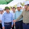 El viceprimer ministro permanente, Pham Gia Tuc, inspecciona las obras de la autopista Dong Dang - Tra Linh. (Foto: VNA)