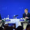 El primer ministro vietnamita, Le Minh Hung, dialoga con Stephan Mergenthaler, director ejecutivo del Foro Económico Mundial (FEM). (Fuente: VNA)
