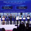 El presidente del Comité Popular de la Ciudad Ho Chi Minh, Nguyen Van Duoc, entrega certificados de membresía del Centro Financiero Internacional de Vietnam en la Ciudad Ho Chi Minh a 10 entidades fundadoras. (Foto: VNA)
