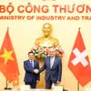 El ministro de Industria y Comercio de Vietnam, Le Manh Hung, y el presidente y ministro del Departamento Federal de Asuntos Económicos, Educación e Investigación de Suiza, Guy Parmelin. (Fuente: Ministerio de Industria y Comercio)