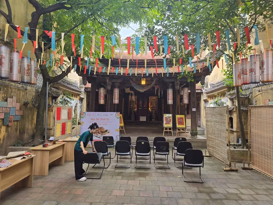 Estas experiencias en torno a las casas comunales y templos del casco antiguo contribuyen a difundir y poner en valor el patrimonio histórico y cultural del casco antiguo de la capital entre los visitantes. (Foto: Minh Anh/Vietnam+)