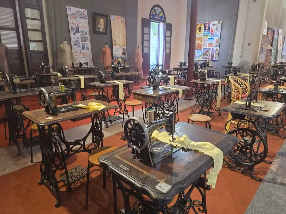 Aunque no forma parte de la "ruta" de los oficios tradicionales, la colección de bicicletas y motocicletas Peugeot evoca una parte de la identidad de Hanoi, al haber sido un símbolo de prestigio y elegancia entre la burguesía y los funcionarios durante la época colonial francesa. (Foto: Minh Anh/Vietnam+)