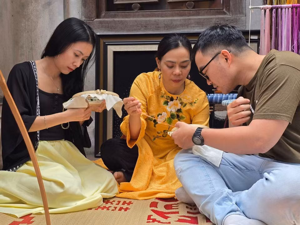 Entre abril y mayo de 2026, la Junta de Gestión del lago Hoan Kiem y del casco antiguo de Hanoi organiza una amplia programación de actividades para descubrir los oficios tradicionales de la antigua capital imperial en casas comunales, templos y espacios culturales históricos y contemporáneos. (Foto: Minh Anh/Vietnam+)
