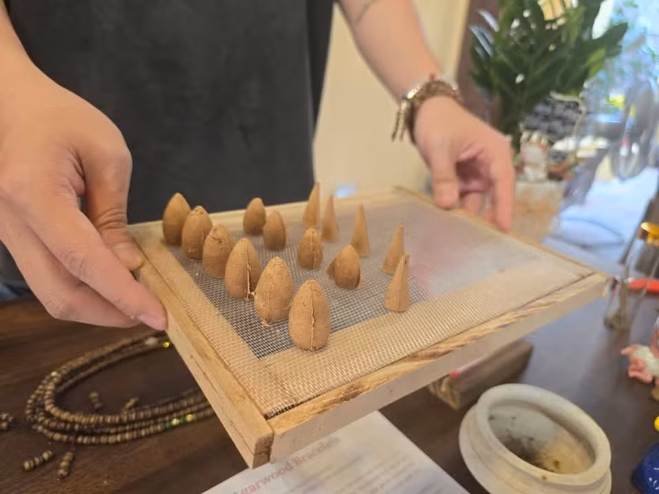 Los visitantes también pueden acudir al templo Quan De (28 calle de Hang Buom) para participar en talleres de elaboración de incienso, organizados todas las mañanas y tardes de la semana hasta finales de año. (Foto: Minh Anh/Vietnam+)
