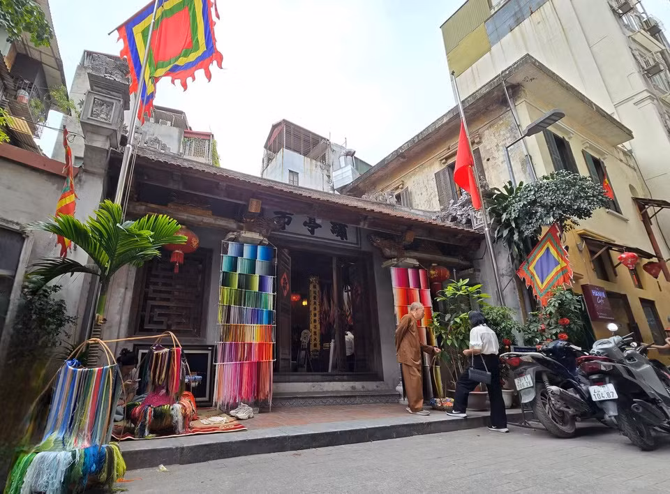 Durante el feriado del 30 de abril al 3 de mayo, los visitantes pueden participar en diversas actividades espacios como las casas comunales Tu Thi y Kim Ngan, el templo Quan De y otras exposiciones especiales. (Foto: Minh Anh/Vietnam+)
