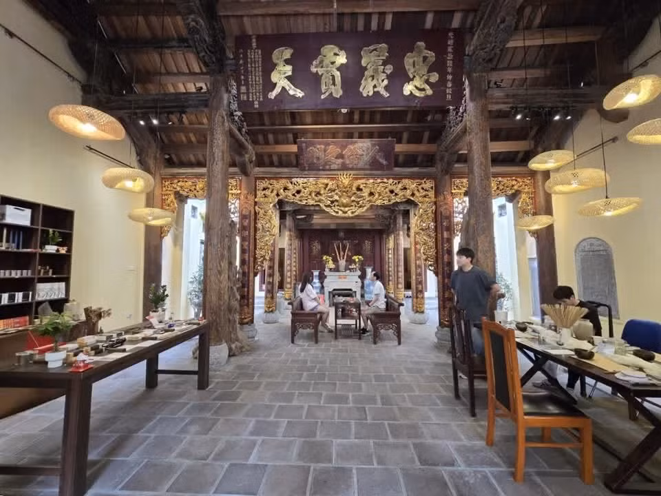 La actividad tiene un costo de 220 mil dongs por persona e incluye una experiencia de aproximadamente una hora, organizada por una empresa privada en coordinación con la Junta de Gestión del lago Hoan Kiem y del casco antiguo de Hanoi. (Foto: Minh Anh/Vietnam+)