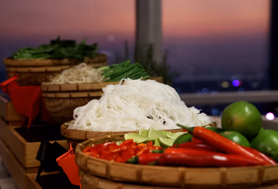 Para preparar el tradicional Pho vietnamita se utilizan fideos y especias familiares. Foto: VNA