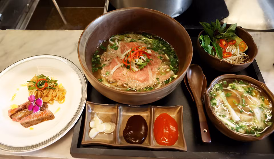 El combo Pho Lanmark81 y Pho salteado preparado por el chef del hotel Vinpearl Landmark 81. Foto: VNA