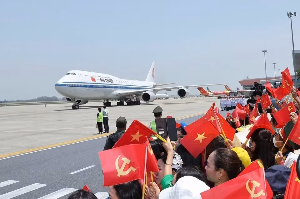 El avión que transportaba al secretario general del Comité Central del Partido Comunista y presidente de China, Xi Jinping, aterrizó en el Aeropuerto Internacional de Noi Bai, en Hanoi. (Foto: VNA)