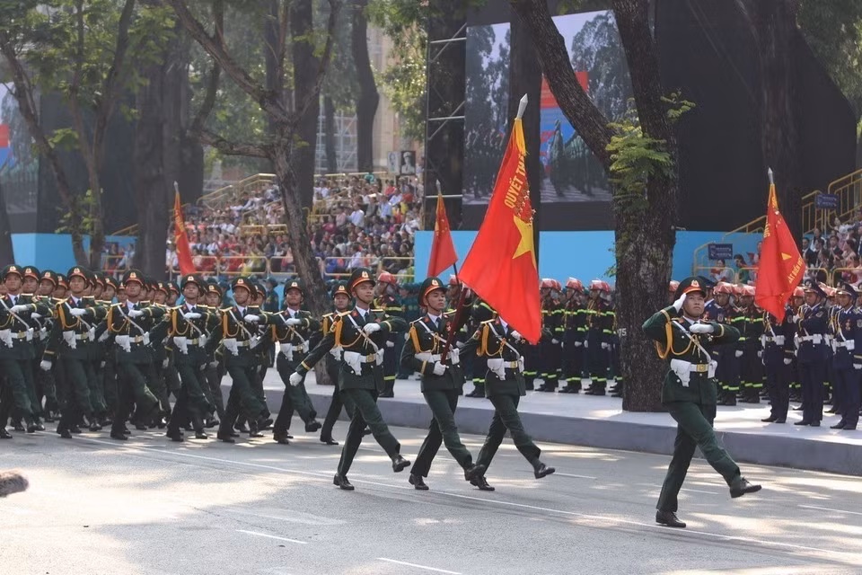Oficiales del ejército desfilan ante la tribuna. Foto: VNA