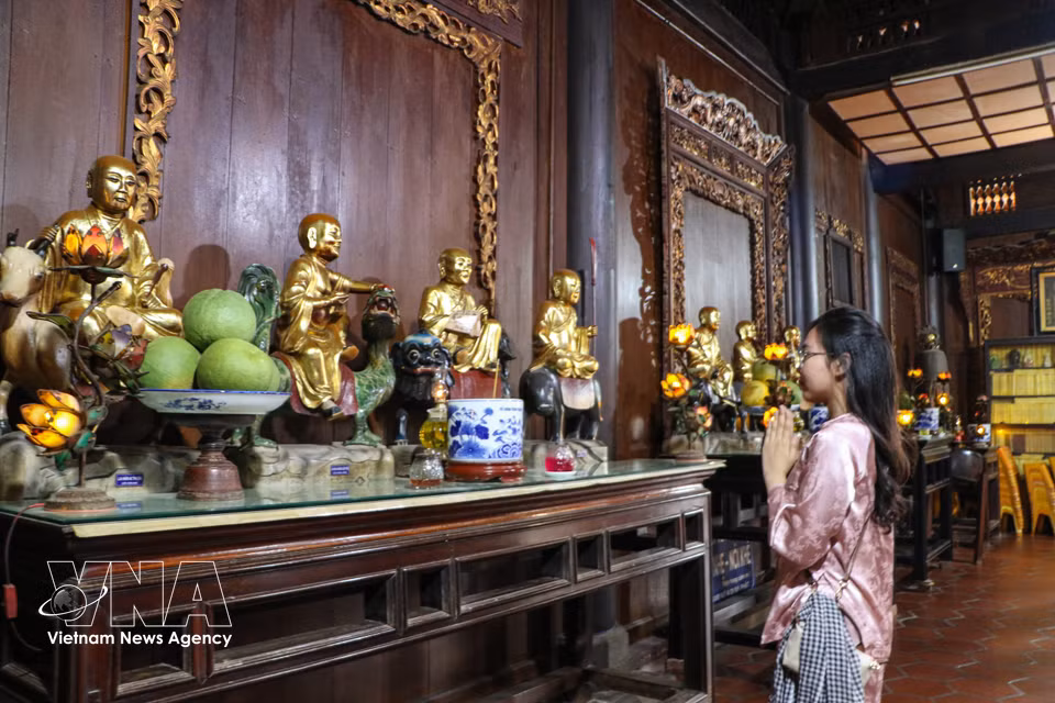 Visitantes llegan a la pagoda para realizar una peregrinación. Foto: Hong Thai – VNA