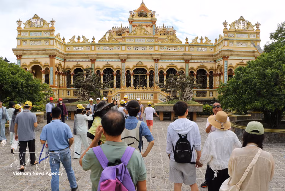 Visitantes recorren la pagoda Vinh Trang. Foto: Hong Thai – VNA