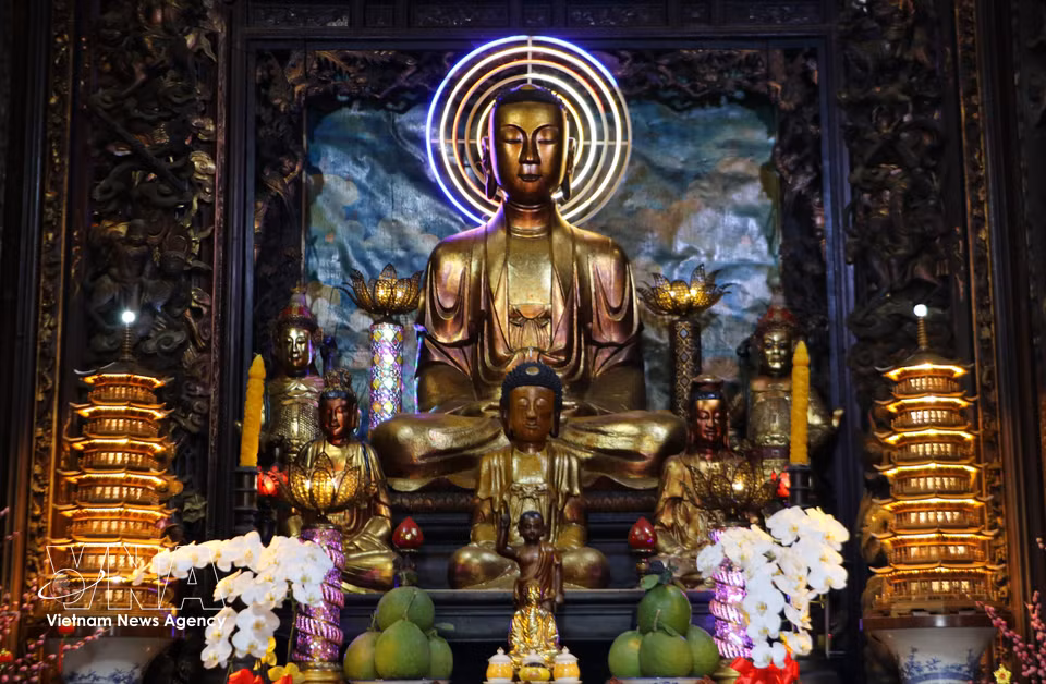 Estatuas en el salón principal de la pagoda. Foto: Hong Thai – VNA