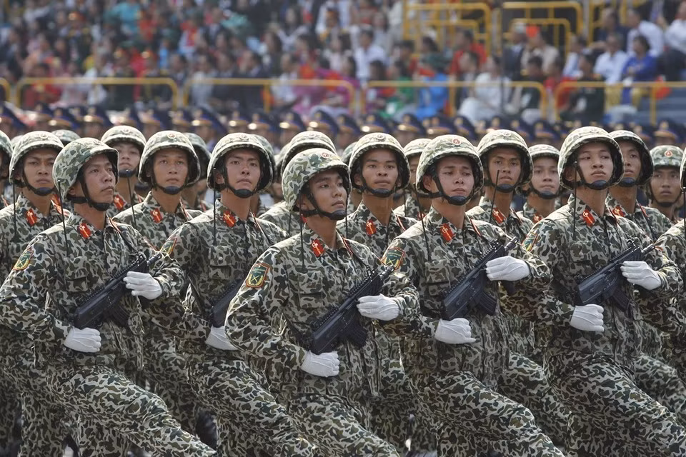 Los soldados de las Fuerzas Especiales desfilan ante la tribuna. Foto: VNA