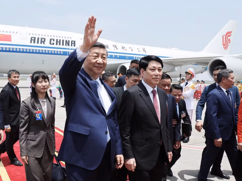 El secretario general del Comité Central del Partido Comunista de China y presidente de China, Xi Jinping, llega a Hanoi para iniciar su visita de Estado de dos días a Vietnam. (Foto: VNA)