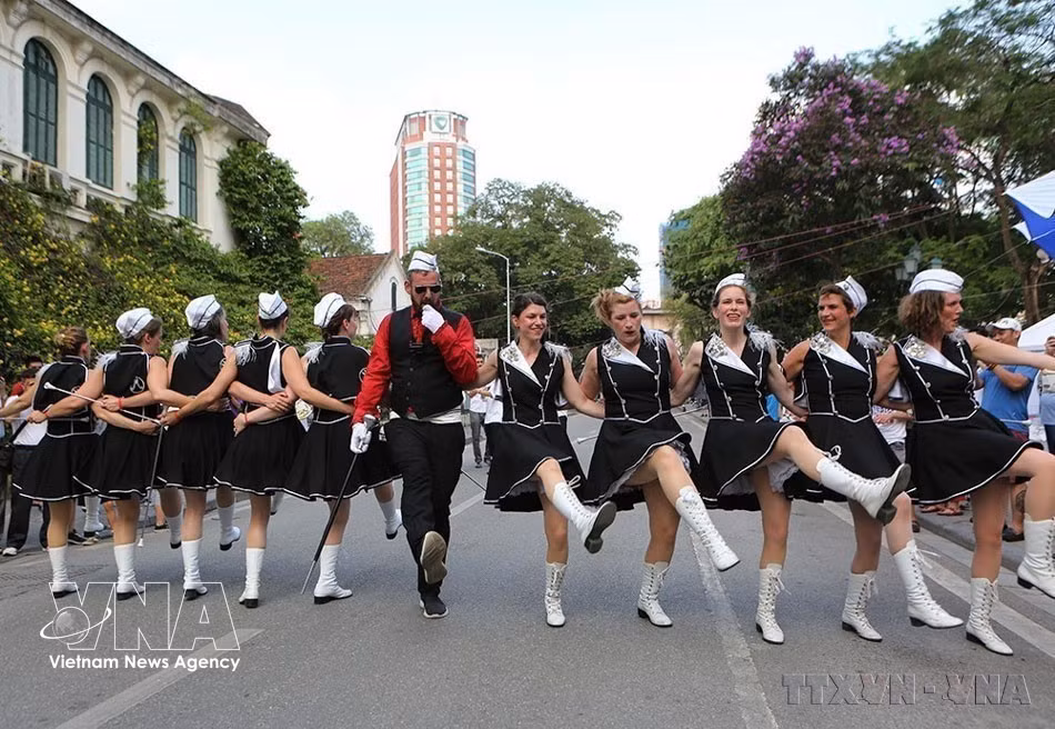 Las jóvenes belgas ofrecen una animada actuación de baile con bastones de majorette durante el programa “A Touch of Belgium–Un toque de Bélgica”, celebrado en la calle peatonal del lago Hoan Kiem. Foto: Duong Giang – VNA