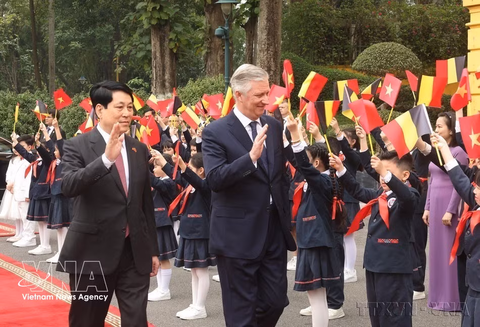 El presidente de Vietnam, Luong Cuong, y su esposa presiden la ceremonia oficial de bienvenida al rey Philippe de Bélgica y a la reina Mathilde, durante su visita de Estado a Vietnam (Hanoi, 1 de abril de 2025). Foto: Lam Khanh – VNA