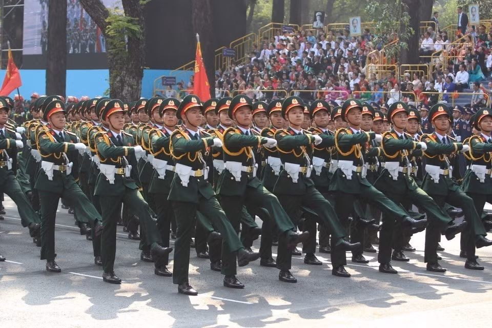 Oficiales del ejército desfilan ante la tribuna. Foto: VNA