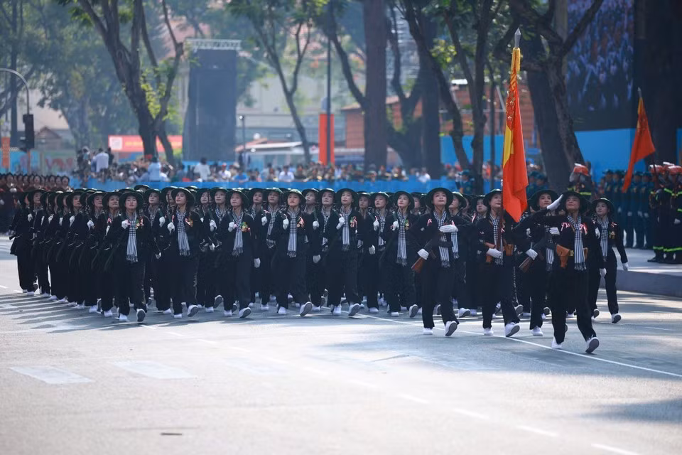 Guerrilleras del sur marchan frente a la tribuna. Foto: VNA