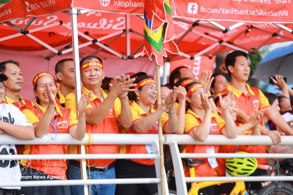 Los vítores y el aliento del público animaron a los deportistas durante la competición. Foto: Khanh Hoa – VNA