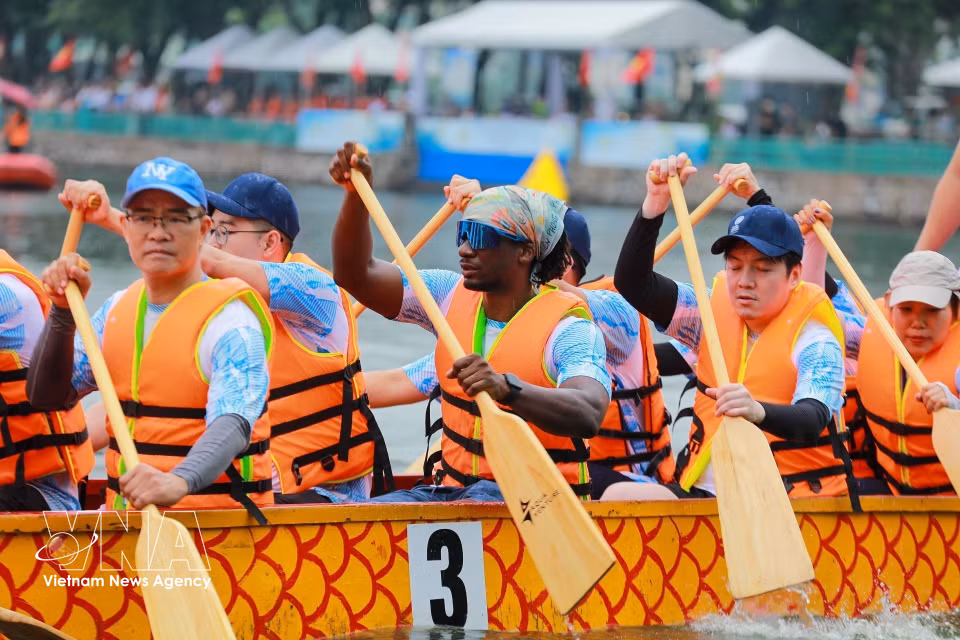 La participación de deportistas internacionales aportó un toque especial al concurso. Foto: Khanh Hoa – VNA