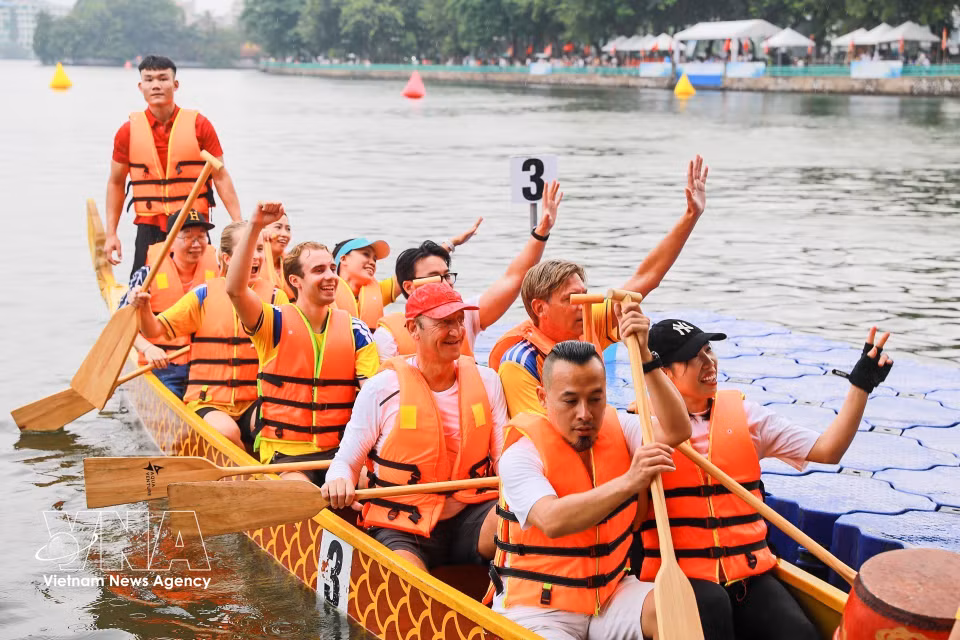 La participación de deportistas internacionales aportó un toque especial al concurso. Foto: Khanh Hoa – VNA