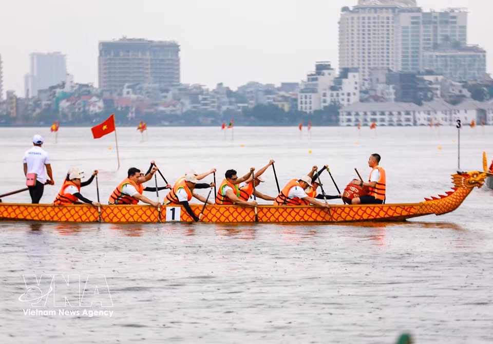 La competición se desarrolló con gran intensidad, con los equipos disputándose palmo a palmo la posición y protagonizando momentos emocionantes sobre las aguas del Lago del Oeste. Foto: Khanh Hoa – VNA