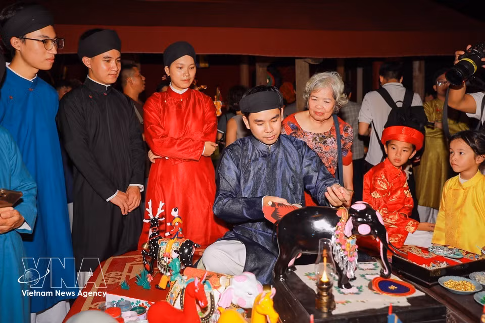 Jóvenes realizan una demostración interactiva, incorporando juguetes tradicionales del Festival del Medio Otoño a un espacio de creación contemporánea. Foto: Khanh Hoa – VNA