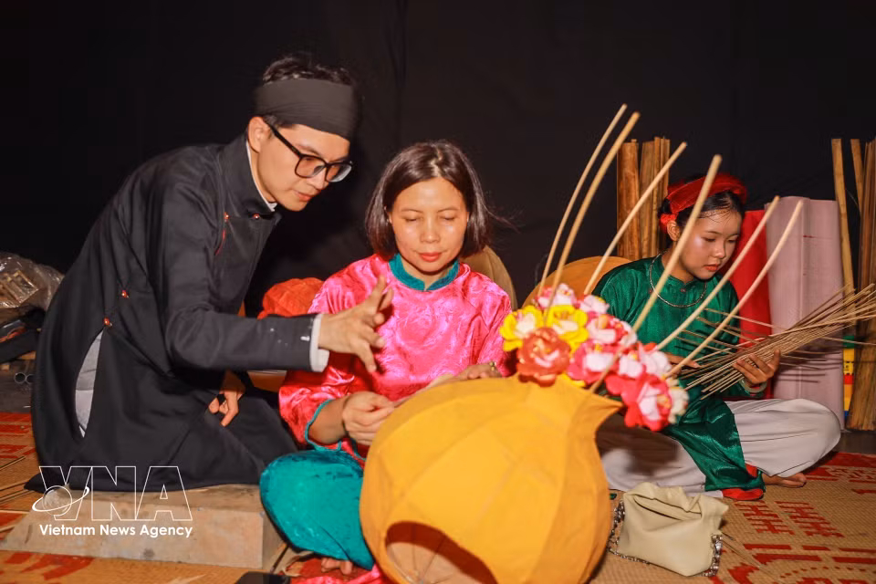 Jóvenes realizan una demostración interactiva, incorporando juguetes tradicionales del Festival del Medio Otoño a un espacio de creación contemporánea. Foto: Khanh Hoa – VNA