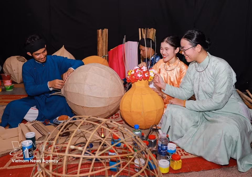Jóvenes realizan una demostración interactiva, incorporando juguetes tradicionales del Festival del Medio Otoño a un espacio de creación contemporánea. Foto: Khanh Hoa – VNA