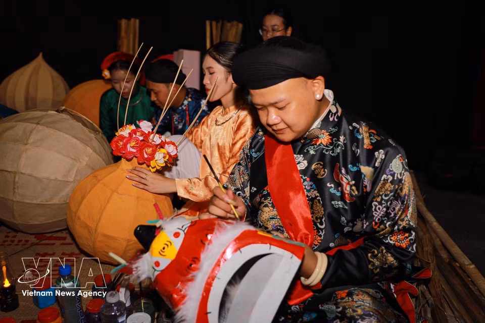 Jóvenes realizan una demostración interactiva, incorporando juguetes tradicionales del Festival del Medio Otoño a un espacio de creación contemporánea. Foto: Khanh Hoa – VNA