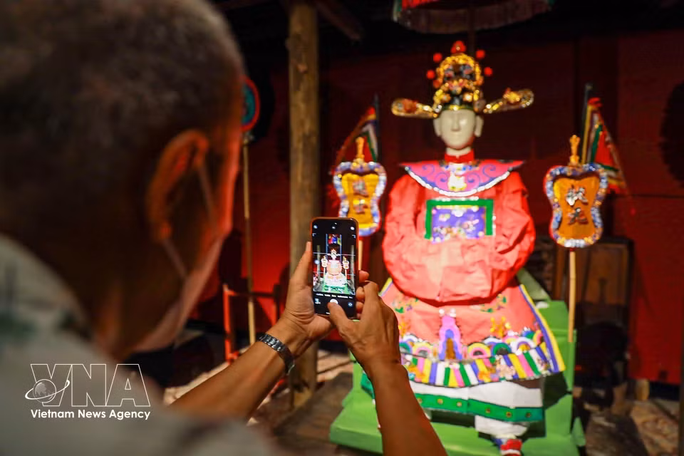 Visitantes disfrutan explorando los juguetes tradicionales asociados con el Festival del Medio Otoño. Foto: Foto: Khanh Hoa – VNA