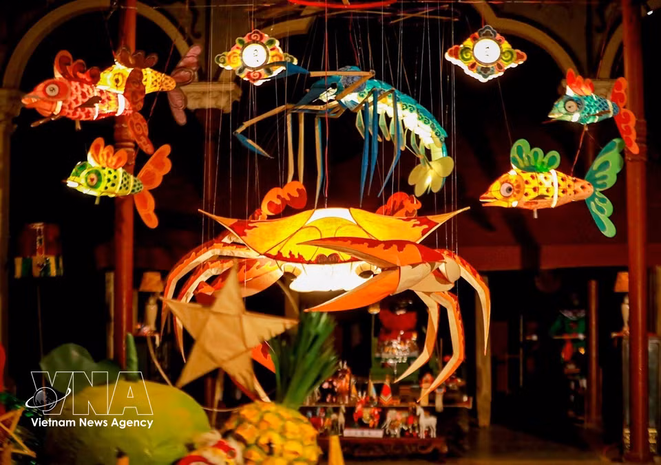 El espacio, resplandeciente con los colores tradicionales del Festival del Medio Otoño, en el corazón del casco antiguo de Hanoi. Foto: Khanh Hoa – VNA