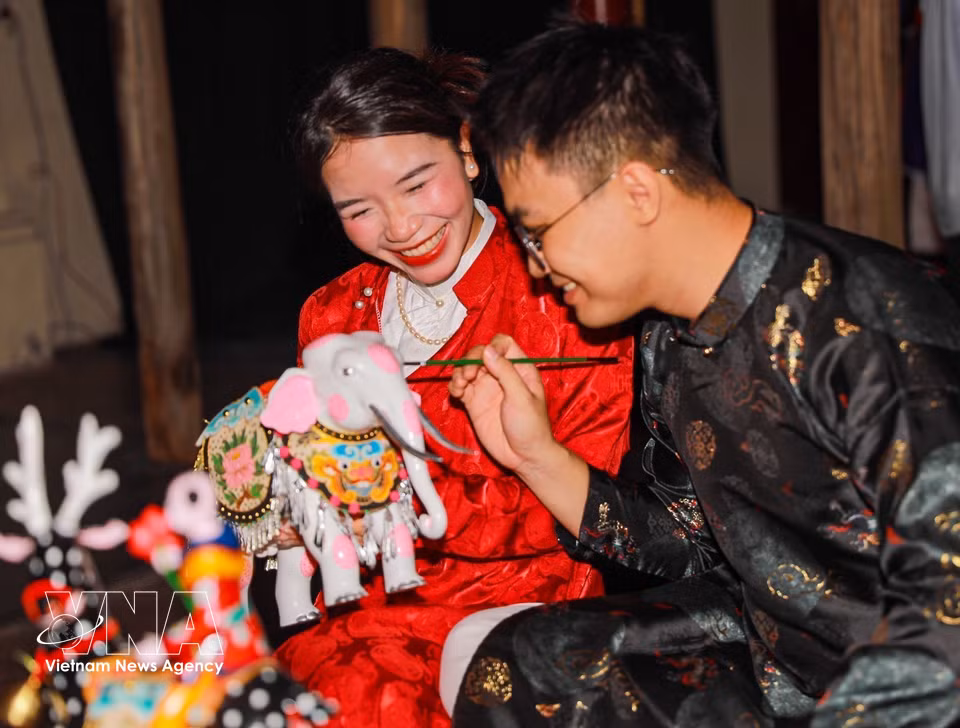 Jóvenes realizan una demostración interactiva, incorporando juguetes tradicionales del Festival del Medio Otoño a un espacio de creación contemporánea. Foto: Khanh Hoa – VNA