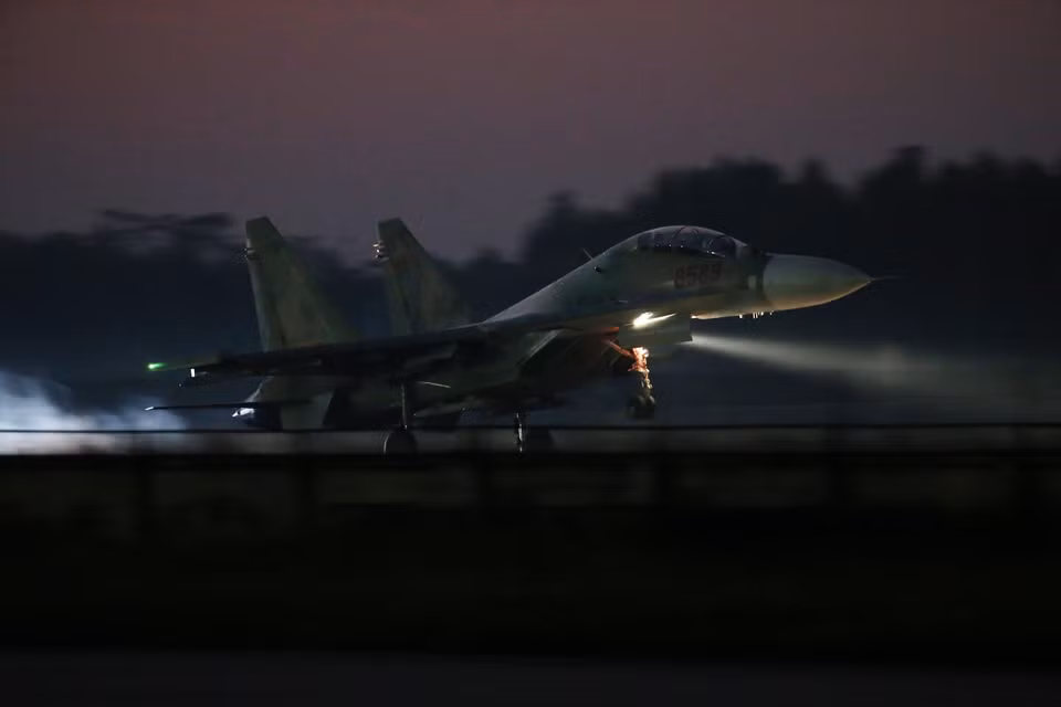 Los soldados del Regimiento 927, División 371 de la fuerza de defensa área-antiaérea cumplen los requisitos de entrenamiento y están listos para proteger el espacio aéreo del país. Foto: Duong Giang – VNA