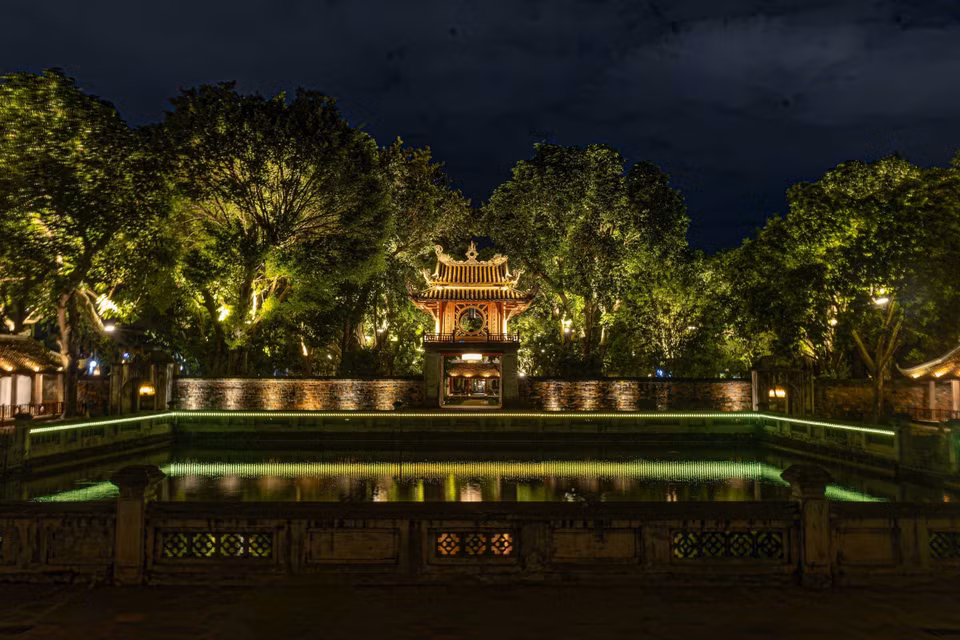 El Pabellón de la Constelación de la Literatura (Khue Van Cac) y el Lago Van son iluminados con luces brillantes durante el tour nocturno “Esencia de la tradición académica” en el Templo de la Literatura. Foto: VNA