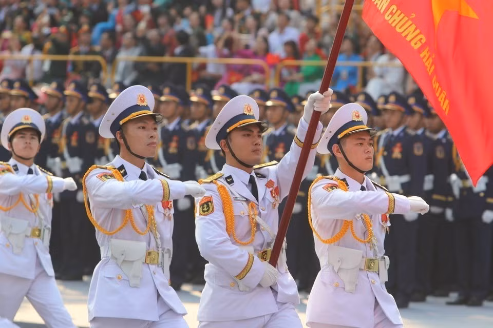 Oficiales de la Armada desfilan ante la tribuna. Foto: VNA