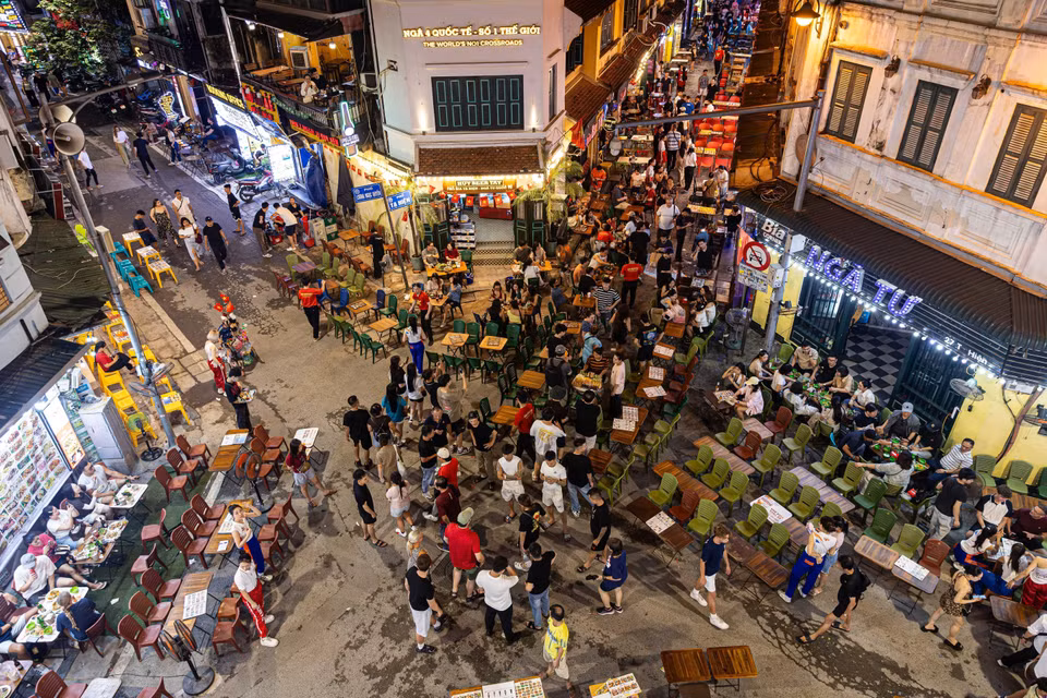 Vista panorámica del cruce entre las calles Ta Hien y Luong Ngoc Quyen, una zona conocida como la “esquina internacional” en el corazón del Casco Antiguo de Hanoi. Foto: VNA