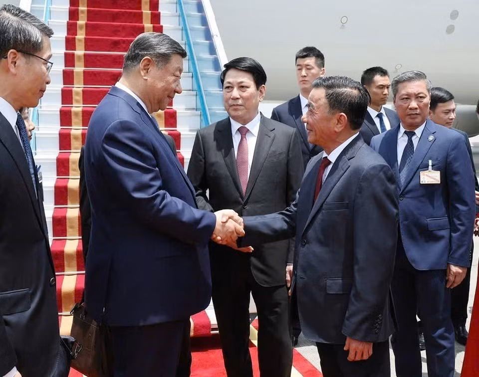 El miembro del Buró Político y presidente de Vietnam, Luong Cuong, junto con el integrante del Buró Político y miembro permanente del Secretariado del Comité Central del Partido Comunista de Vietnam, Tran Cam Tu, reciben al secretario general y presidente de China, Xi Jinping, en el Aeropuerto Internacional de Noi Bai. (Foto: VNA)