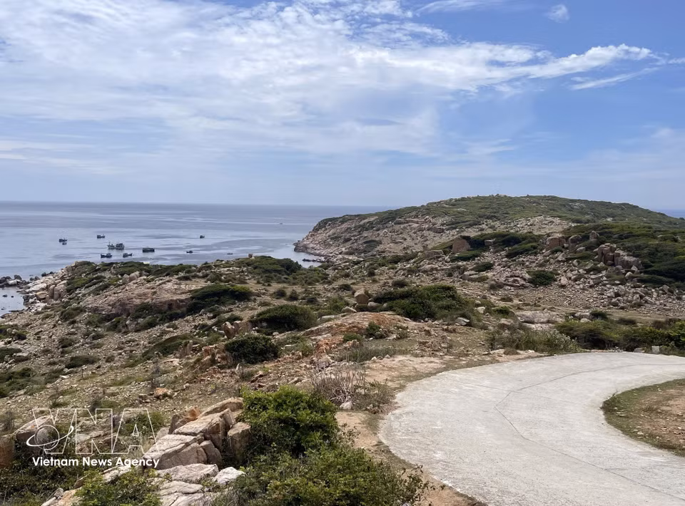 Numerosos paisajes vírgenes entre las montañas y el mar bordean la ruta DT.702. Foto: Cong Thu – VNA