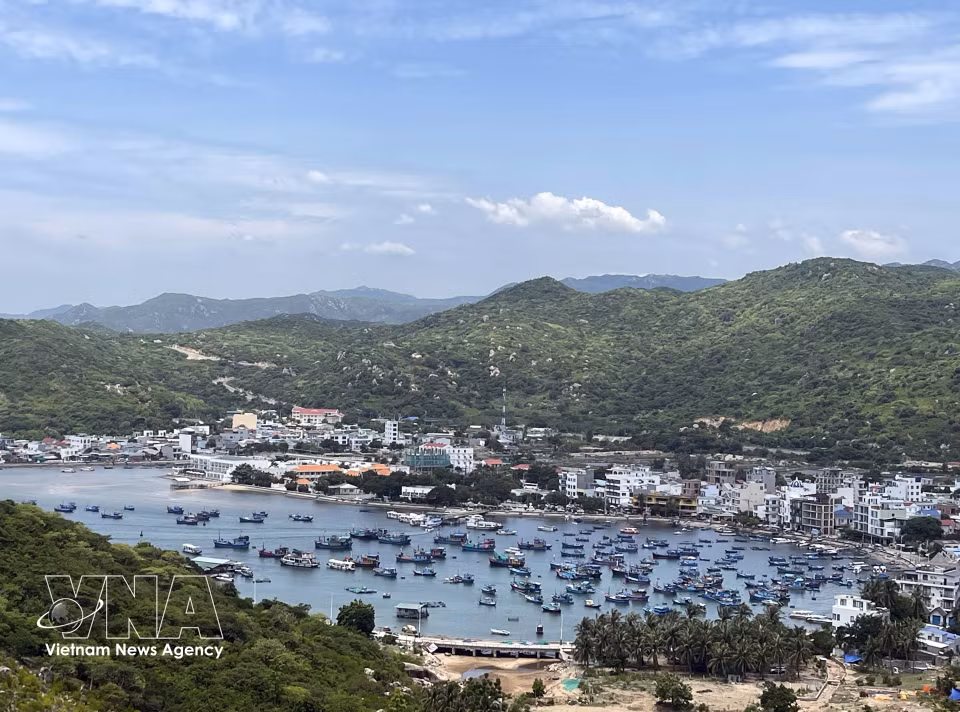 La aldea turística de Vinh Hy, en la comuna de Vinh Hai, está rodeada por la cordillera de Nui Chua y el mar. Foto: Cong Thu – VNA
