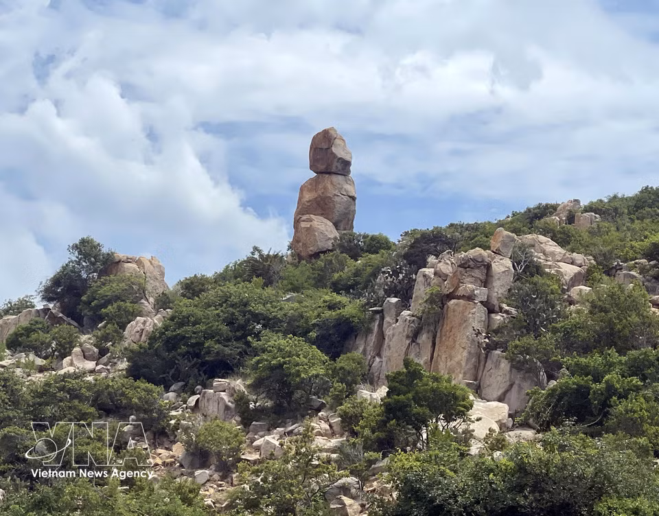 Espectacular formación de “piedra sobre piedra” en la cordillera junto a la ruta DT.702. Foto: Cong Thu – VNA