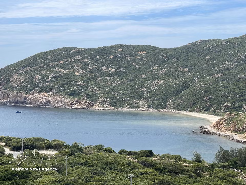 Largas playas de arena blanca se extienden al pie de las montañas que se adentran en el mar, creando un paisaje impresionante. Foto: Cong Thu – VNA