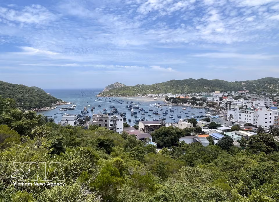 La aldea turística de Vinh Hy está rodeada por la cordillera de Nui Chua y el mar. Foto: Cong Thu – VNA