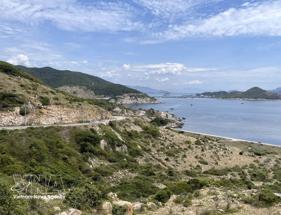 La ruta serpentea alrededor de la cordillera de Nui Chua, junto al mar, creando un paisaje espectacular. Foto: Cong Thu – VNA