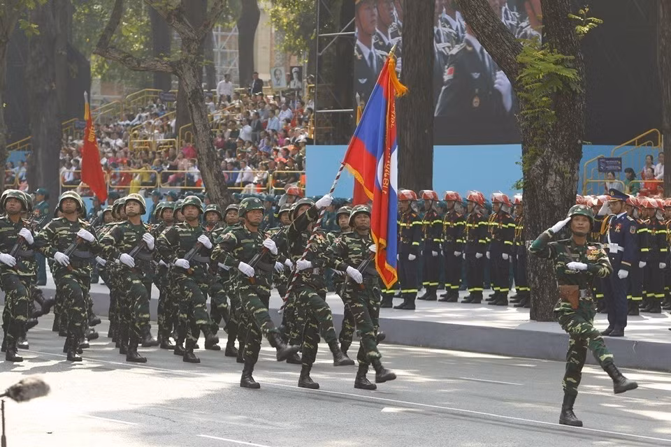 El Ejército Popular de Laos marcha frente a la tribuna. Foto: VNA