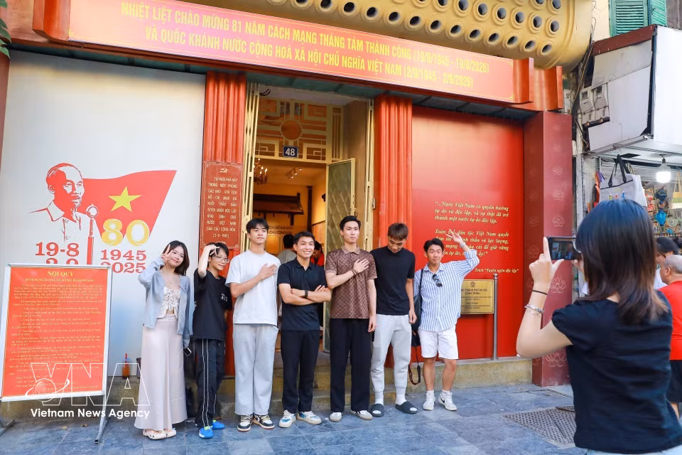 Además de ser un destino turístico, el 48 Hang Ngang es también un lugar de educación sobre la tradición, que ayuda a las nuevas generaciones a comprender mejor los días de preparación para el acontecimiento trascendental de la nación. Foto: Khanh Hoa – VNA
